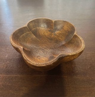 Ciotola svuotatasche in legno a forma di fiore