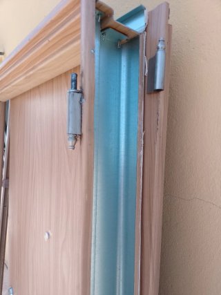 Puerta metálica exterior