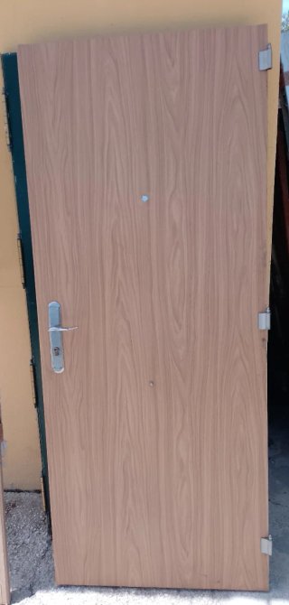 Puerta metálica exterior