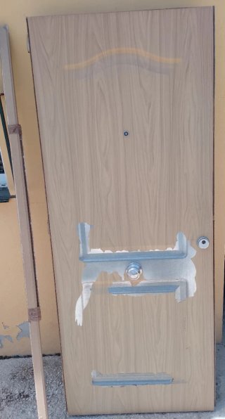 Puerta metálica exterior