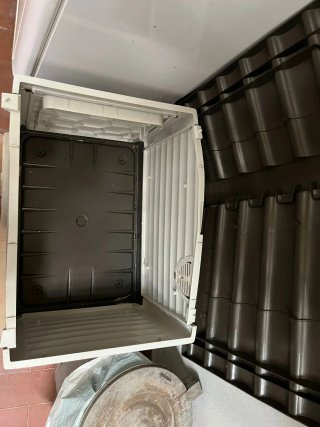Se vende Casa para perro beige y marron.