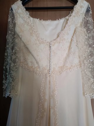 Abito da sposa vintage con velo e coda morbida