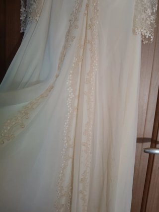 Abito da sposa vintage con velo e coda morbida