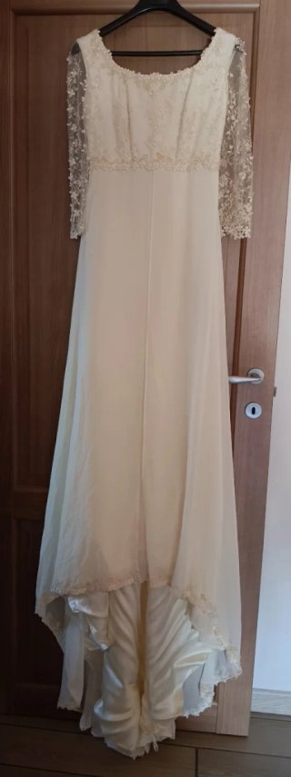 Abito da sposa vintage con velo e coda morbida