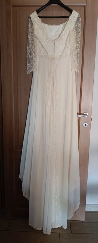 Abito da sposa vintage con velo e coda morbida