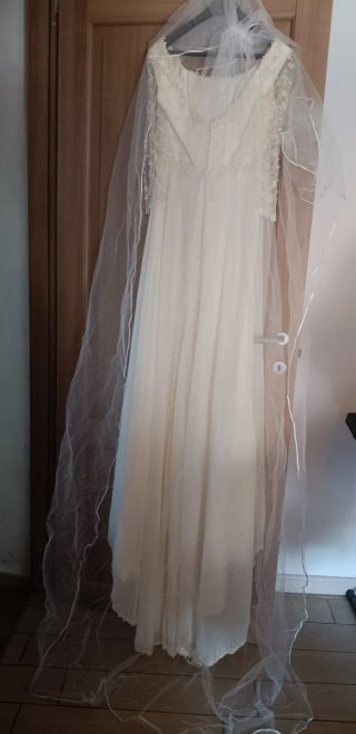 Abito da sposa vintage con velo e coda morbida