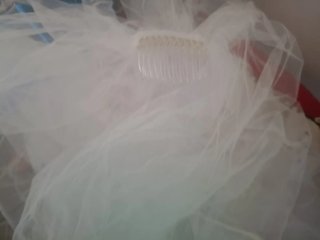 Abito da sposa vintage con velo e coda morbida