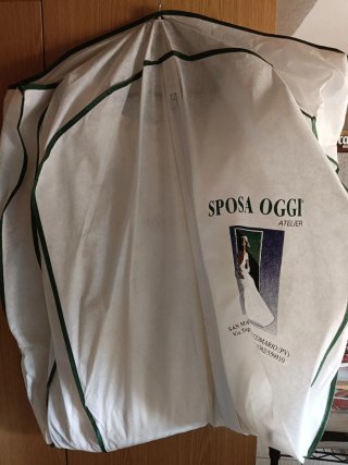 Abito da sposa vintage con velo e coda morbida