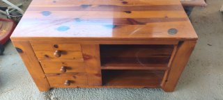 Mueble de madera con cajones y estantes