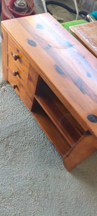 Mueble de madera con cajones y estantes