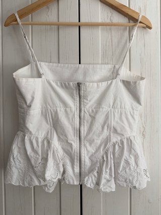 Top blanco Zara con volantes