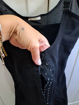 Faja postoperatoria negra con enca