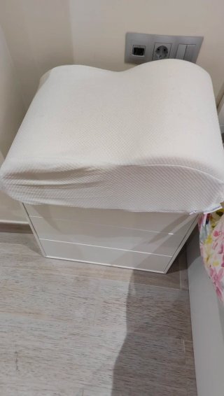 Almohada de tela blanca