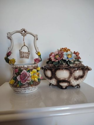 Figuras de cerámica con flores
