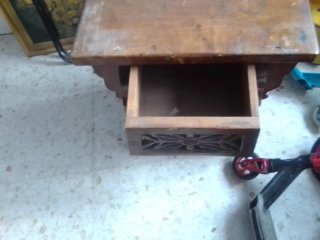 Mesa de madera con cajón decorado