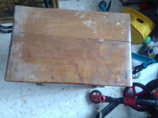 Mesa de madera con cajón decorado