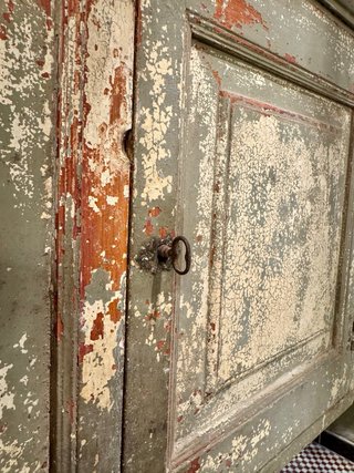 Armario antiguo para colgar con pátina. Restaurado
