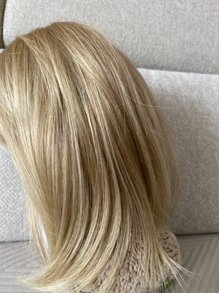 Peluca rubia corte medio estilo Care