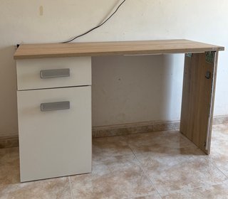 Scrivania con cassetti beige e bianco