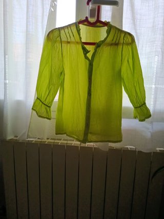 Blusa verde con volantes