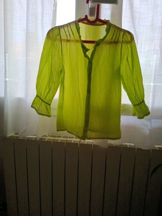 Blusa verde con volantes