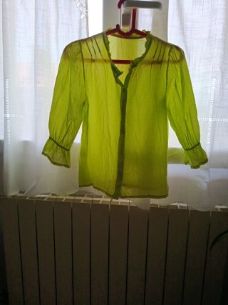 Blusa verde con volantes