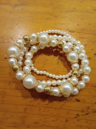 Pulsera perlas blancas y doradas