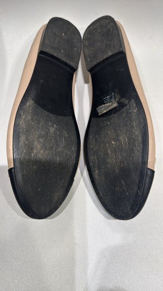Manoletinas beige y negras con lazo. Una puesta
