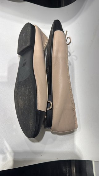 Manoletinas beige y negras con lazo. Una puesta