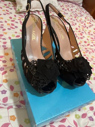 Sandalias Adela Gil Tacón Negro Flores