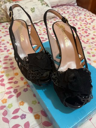 Sandalias Adela Gil Tacón Negro Flores