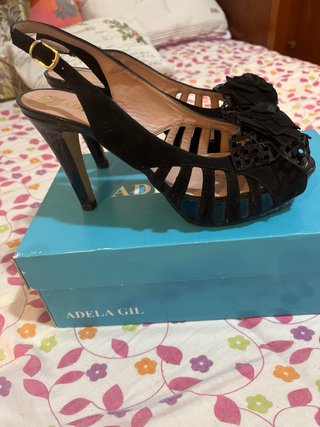 Sandalias Adela Gil Tacón Negro Flores