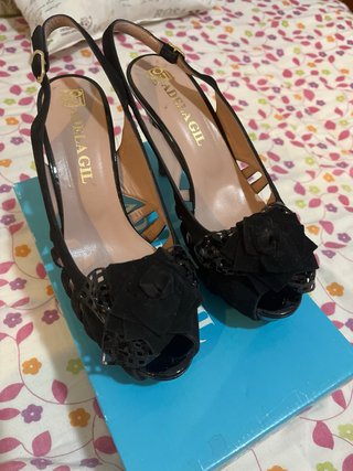 Sandalias Adela Gil Tacón Negro Flores