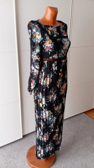 Vestido vintage plisado floral negro.
