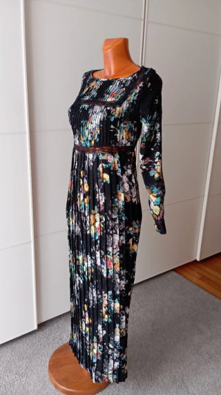 Vestido vintage plisado floral negro.