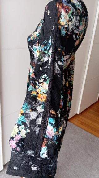 Vestido vintage plisado floral negro.