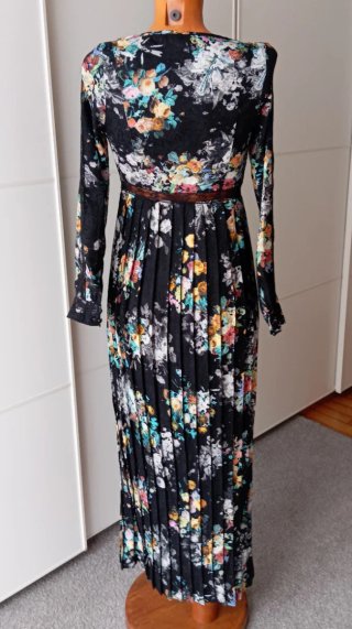 Vestido vintage plisado floral negro.
