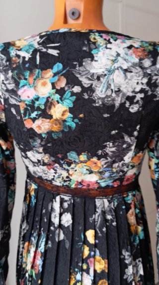 Vestido vintage plisado floral negro.