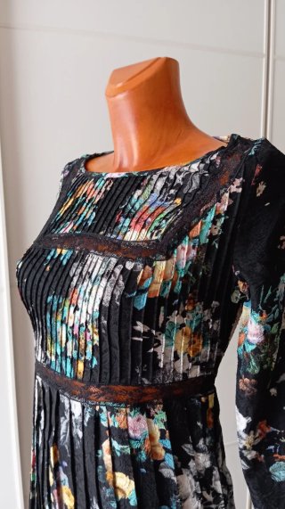 Vestido vintage plisado floral negro.