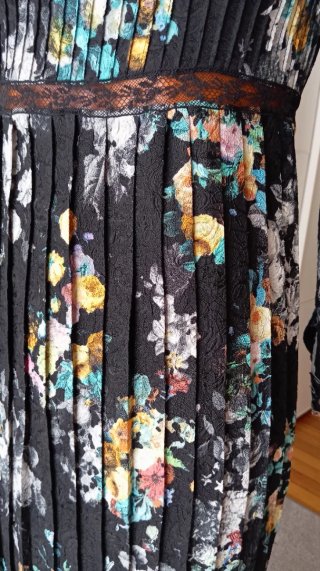 Vestido vintage plisado floral negro.