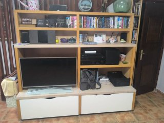 Mueble TV madera y blanco