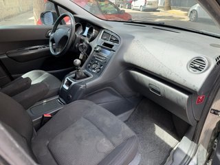 Peugeot 5008 2012