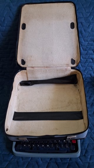 Macchina da scrivere Olivetti Lettera 32