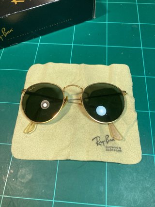Gafas de sol Ray-Ban doradas y verdes