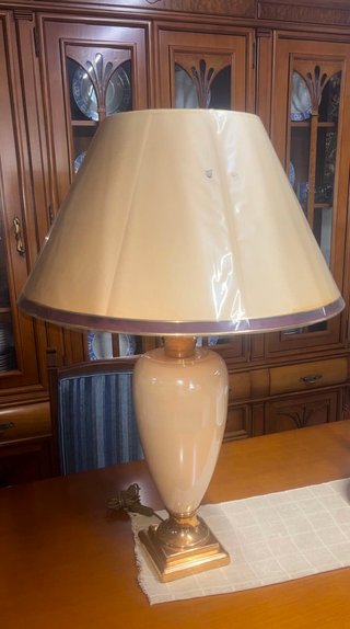 Lámpara sobremesa cerámica beige y dorada