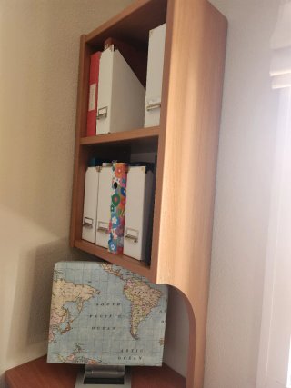 Mesa escritorio con estanteria