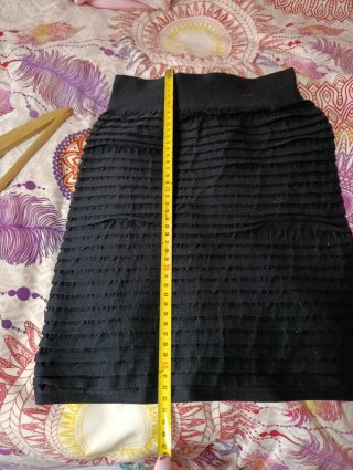Falda tubo negra con volantes