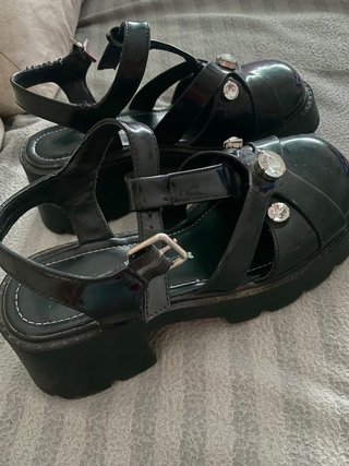 Sandalias negras con plataforma y pedrería