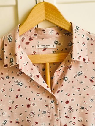Camisa floral Pull&Bear rosa talla XS