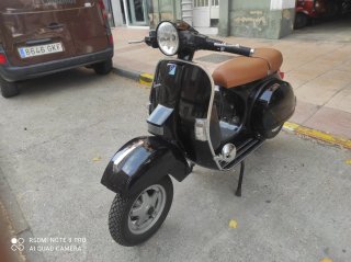 Vespa PX 125 freno disco negra y asiento marrón